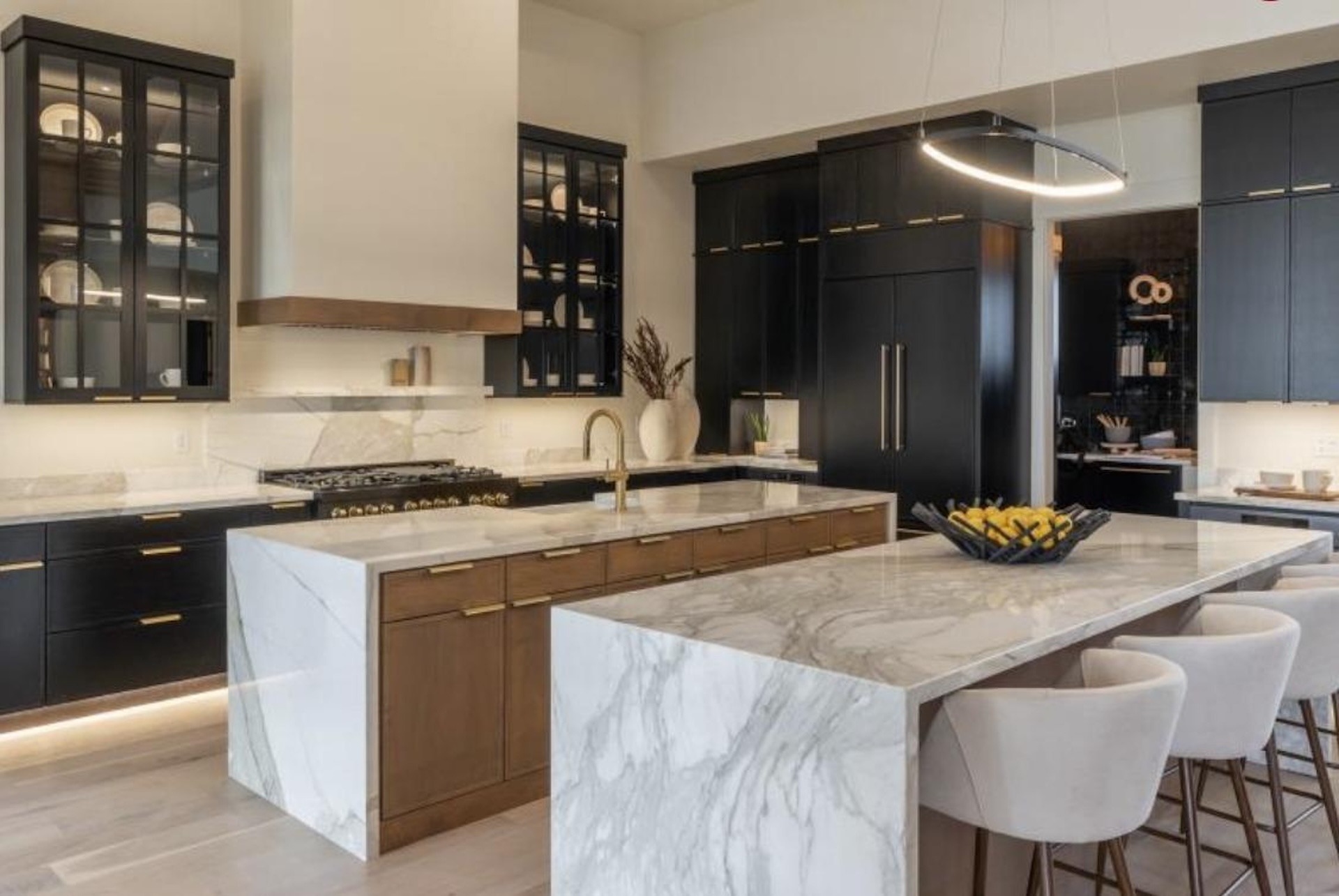 Kitchen remodeling in Maspalomas with modern layout, custom cabinetry, and high-quality finishes.