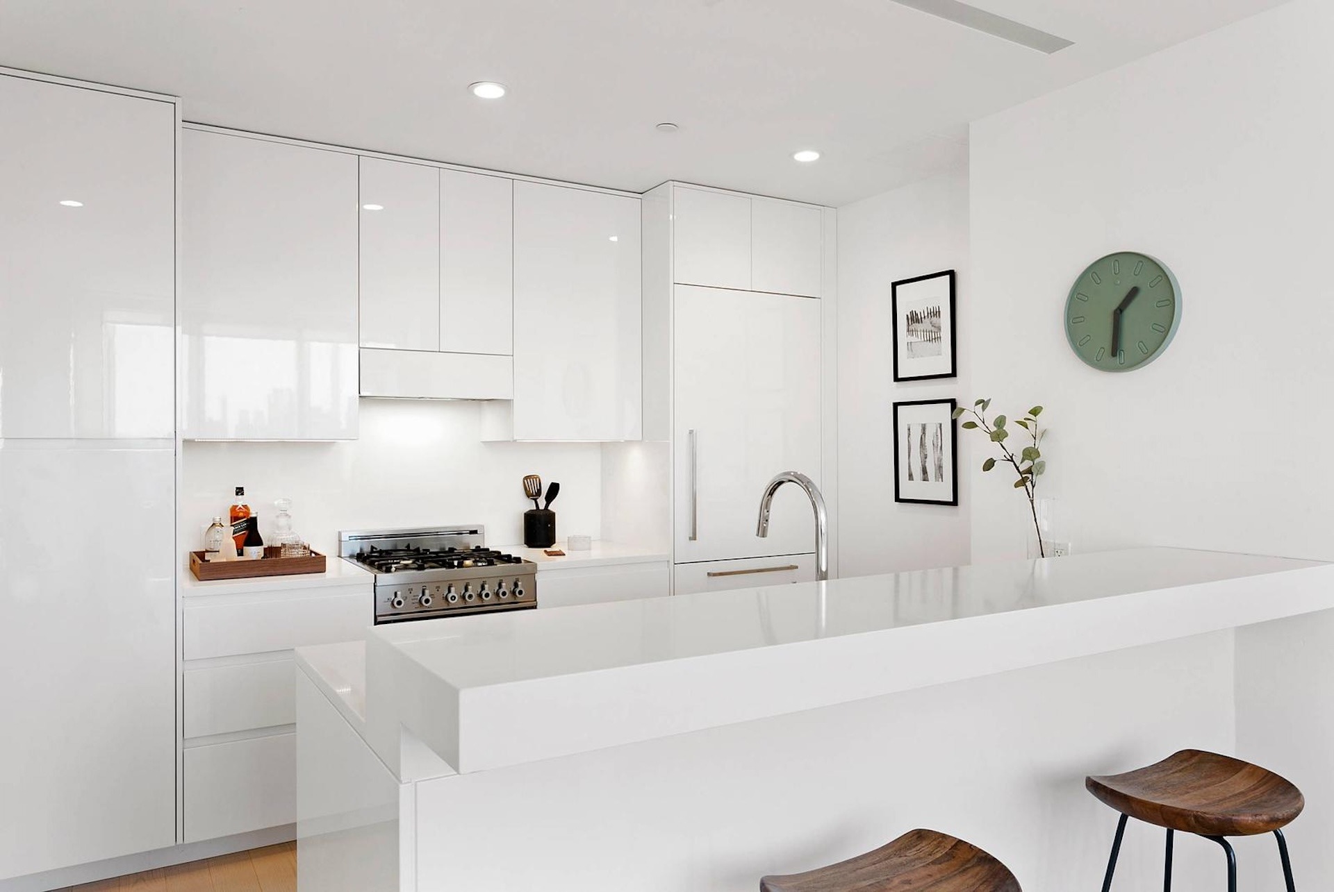 Modern kitchen renovation with custom-made cabinets, quartz countertop and an optimized layout for better functionality