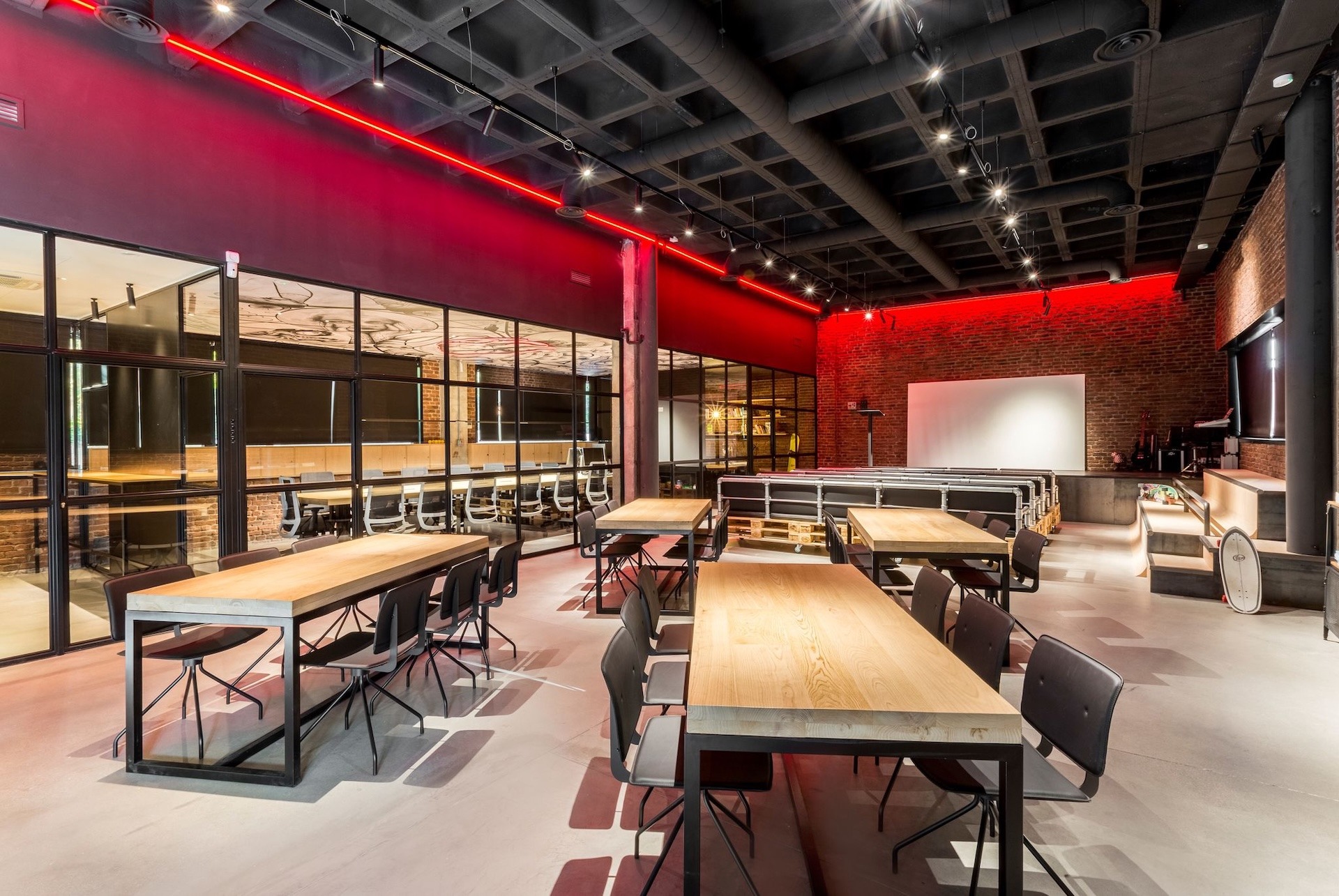 Completed restaurant renovation in Maspalomas with stylish interior and customer-friendly layout